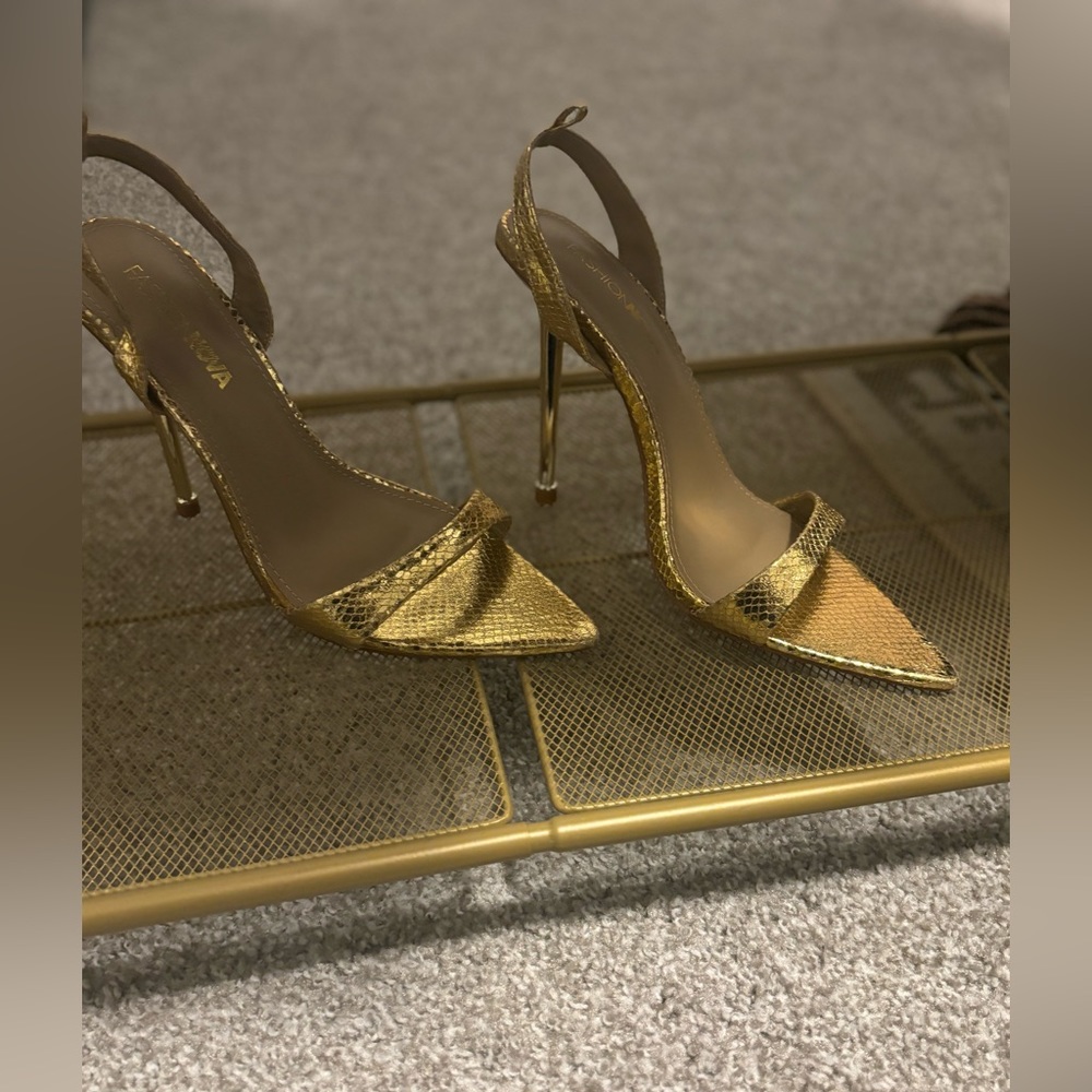 gold 3 inch heel only worn once . chain of the shoes are missing.